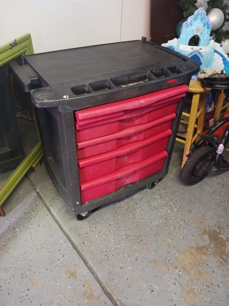 Rubbermaid tool box with tools