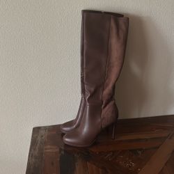 NWOT Size 8.5  boots