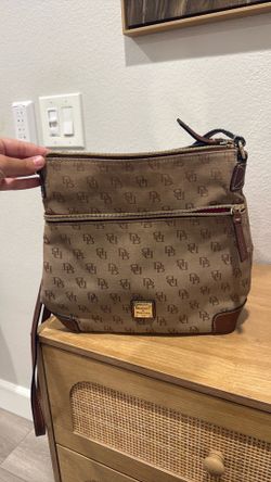 Authentic Dooney & Bourke Signature Crossbody Purse – Excellent Condition