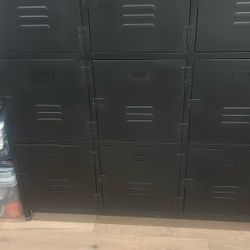locker dresser