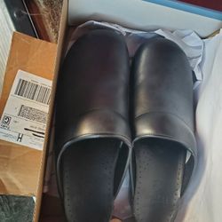 New In Box Unisex Dansko Cloggs Size 9 95$ Paid 130$ Real Leather.