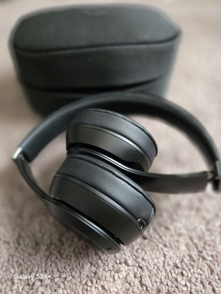 Like New Beats Solo 4 Wireless Headphones