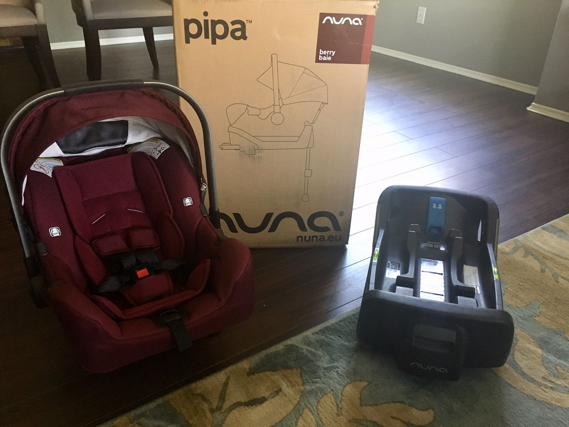 Nuna Pipa Car Seat with Base...