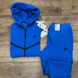 Men's Nike Full Tech Suit - Size Medium - $200 (Deposit $40 via Cash App)