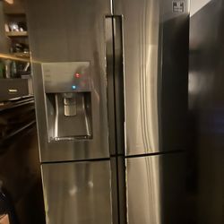 LIKE NEW!!   SAMSUNG FOUR DOOR REFRIGERATOR   Delivery available for small fee🚛