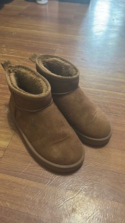 Hurley fluffy boots for woman size 2 cash only and pick up only