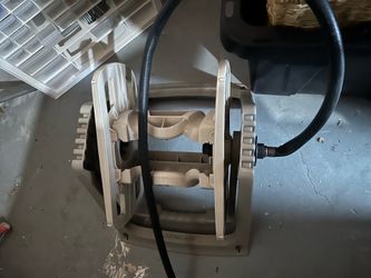 Wall mount hose reel