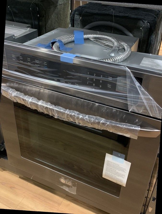 LG 30 in. Single Wall Oven with Convection in Black Stainless Steel L9KO8