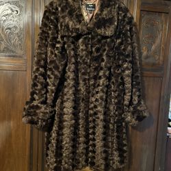 Vintage Dennis Basso Faux Fur Coat In Excellent Condition Inside And Out Girls Your Gonna Love This One 