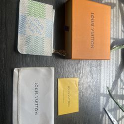 Women’s wallet Lv