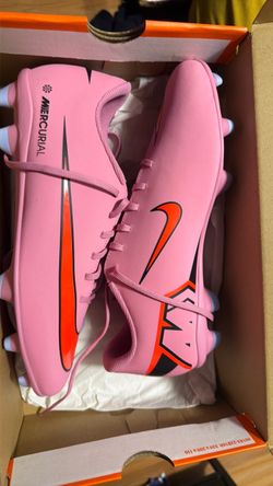 Soccer shoes with shin guards