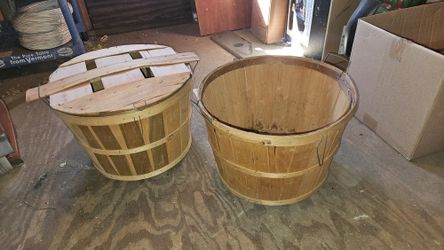 2 Large Bussel Baskets 1 Lid Perfect For Fall Decor