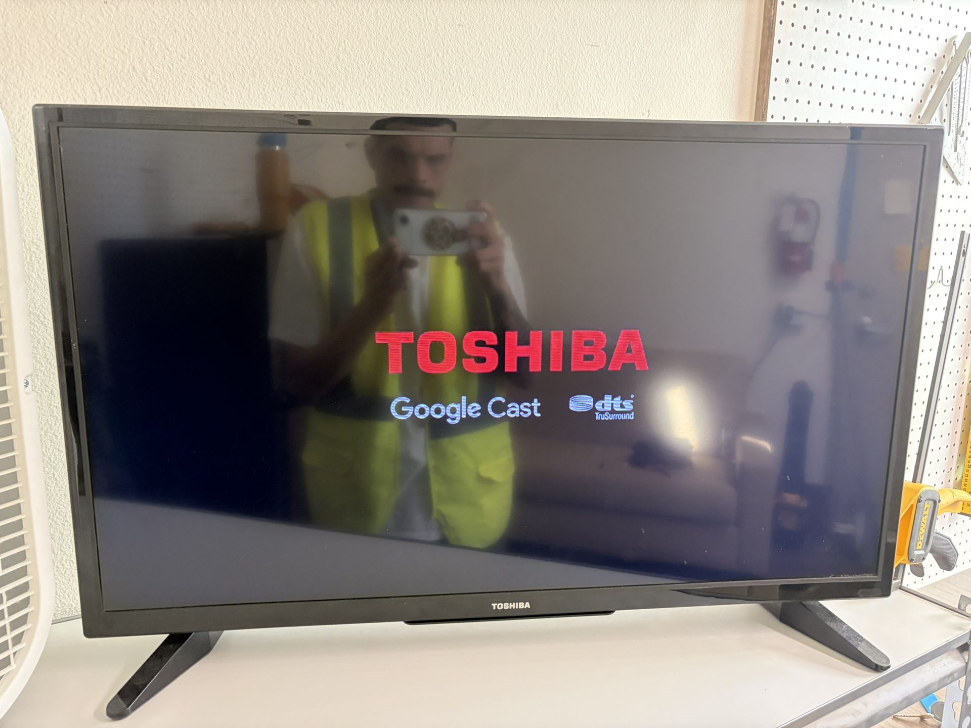 32”  Toshiba Google Tv