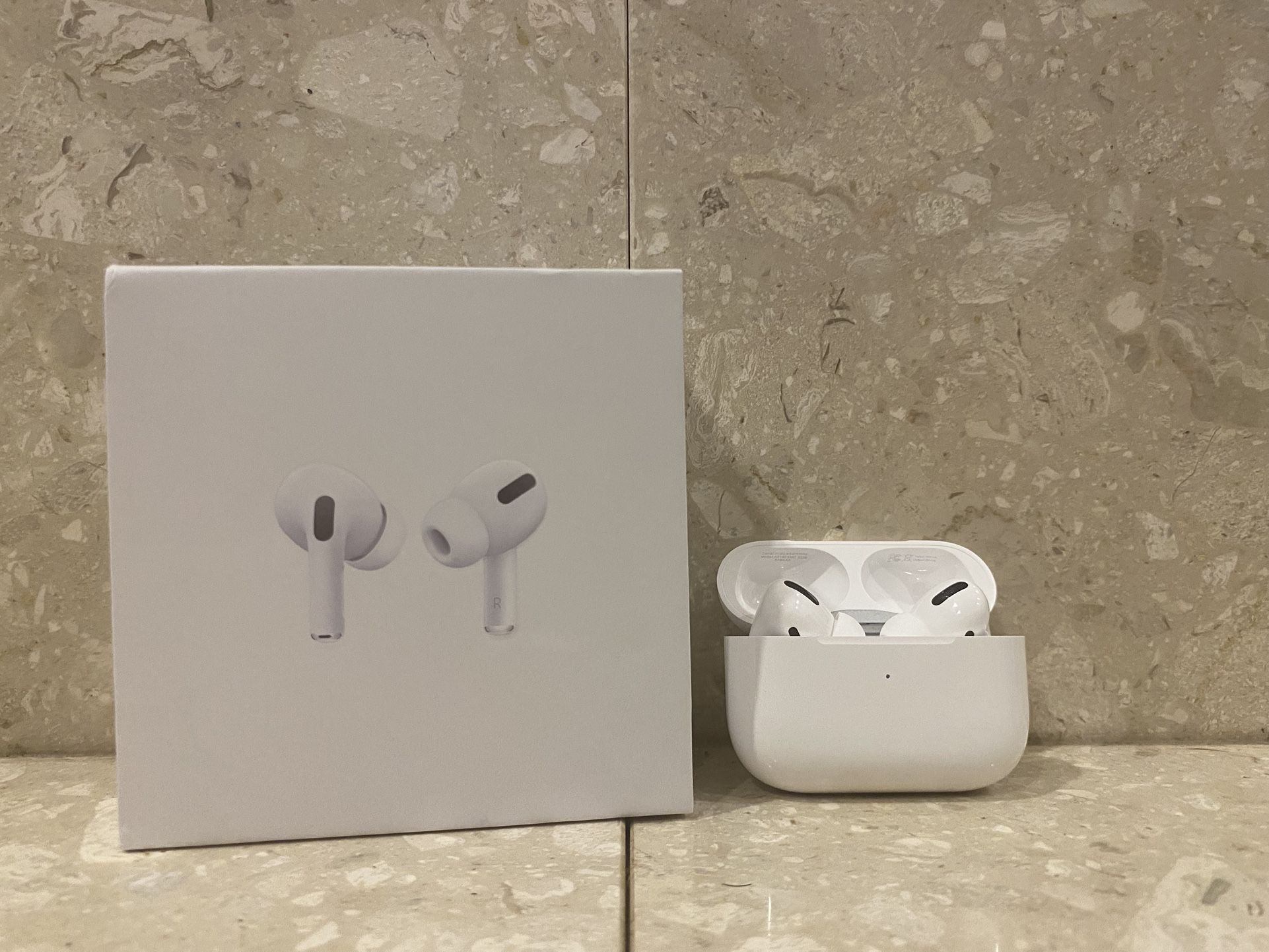 Apple Airpods Pro *Active Noise Cancellation*