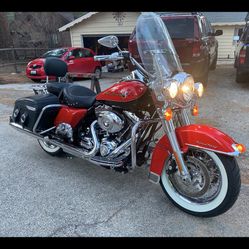 2010 Harley-Davidson Road King classic, 2600 miles