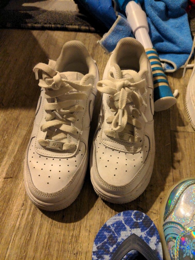 Size 3.5y Nikes