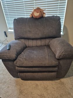 MOVING MUST SELL!  Jackson Elec Reclining Couch & Chair