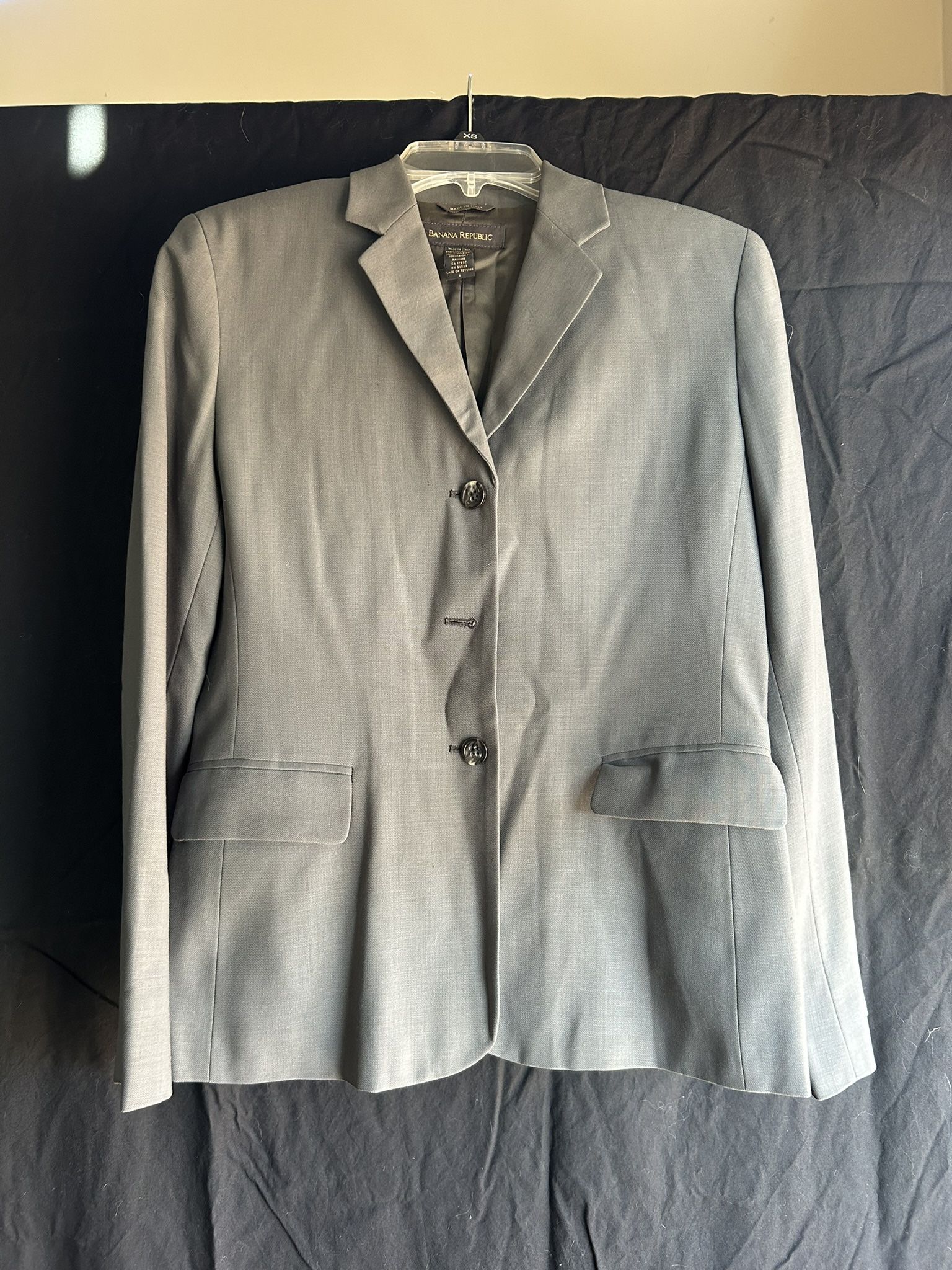 Banana Republic Suit Jacket. Size 4. Gray Color. Made In Italy.