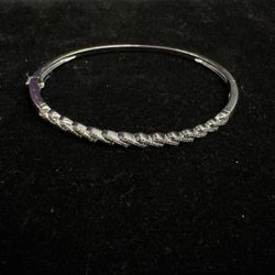 10K White Gold and Diamond bangle bracelet 10.89 grms no trades pick up in Tacoma 