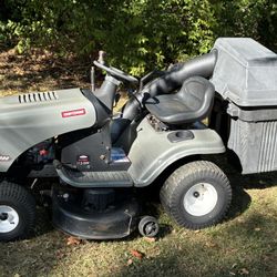 Craftsman LT2000 Lawn Tractor 