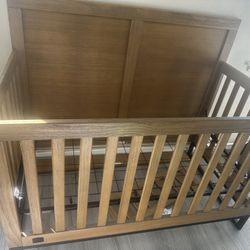 Crib/ Converts To A Bed