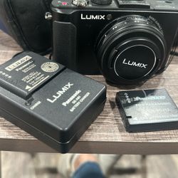  Panasonic Lumix DMC-LX7 Camera