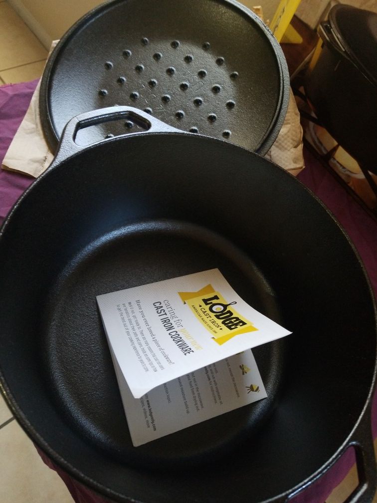 Lodge Cast Iron 6.5 Quart Enameled Cast Iron Dutch Oven, Emerald Green for  Sale in Las Vegas, NV - OfferUp