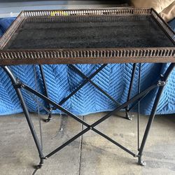 Metal End Table . Great Condition . $25.