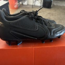 School Grade Nike Soccer Cleats Size 4.5 youth 