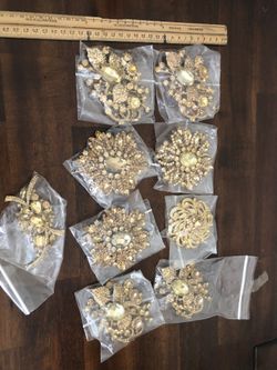 Large Gold Brooch Lot - 9