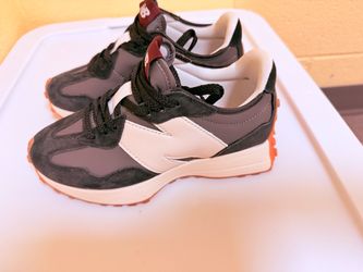 New Balance 327 size 4