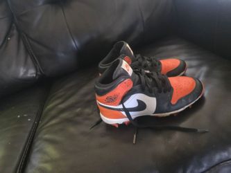 Big kids size 4.5 Jordan football cleats