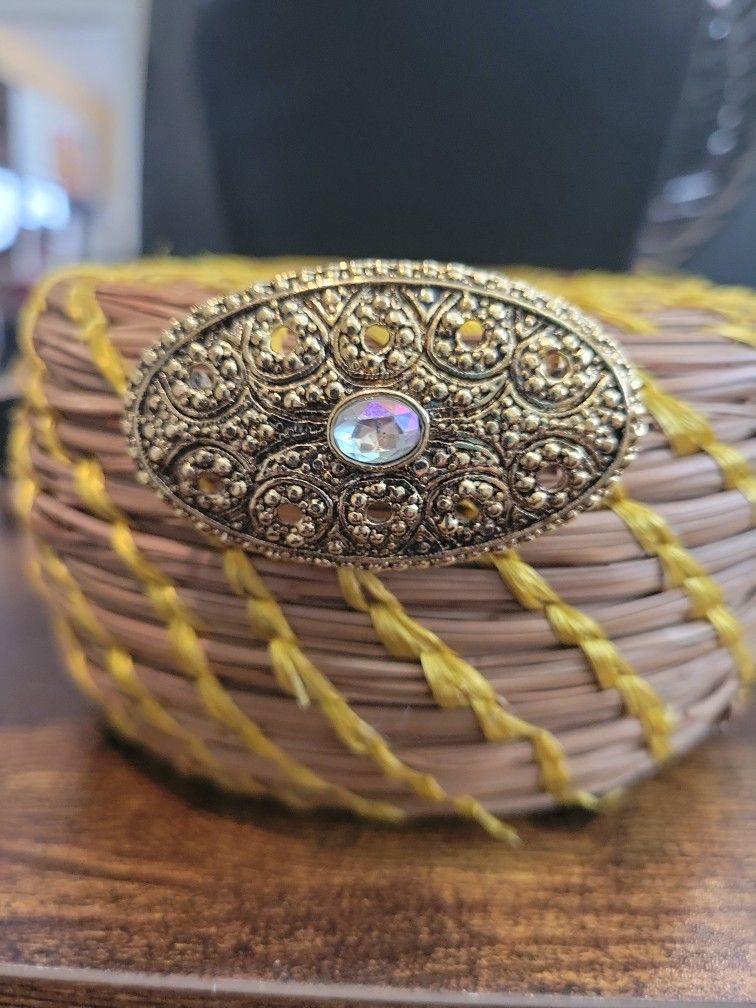 Vintage Intricate Scrolled Rhinestone Center Goldtone Oval Brooch Pin  2"×1" Rare F8