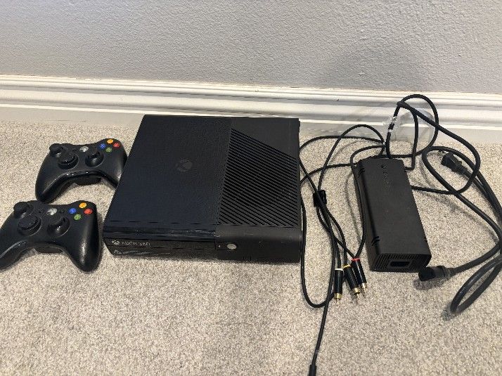 XBOX 360 CONSOLE WITH 2 CONTROLLERS, TURTLE BEACH HEADSET AND 4 GAMES IN EXCELLENT CONDITION