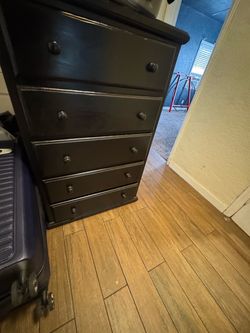 Black Wood 5-Drawer Dresser