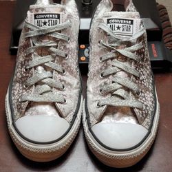 Womens Converse Size 6 Excellent Condition 
