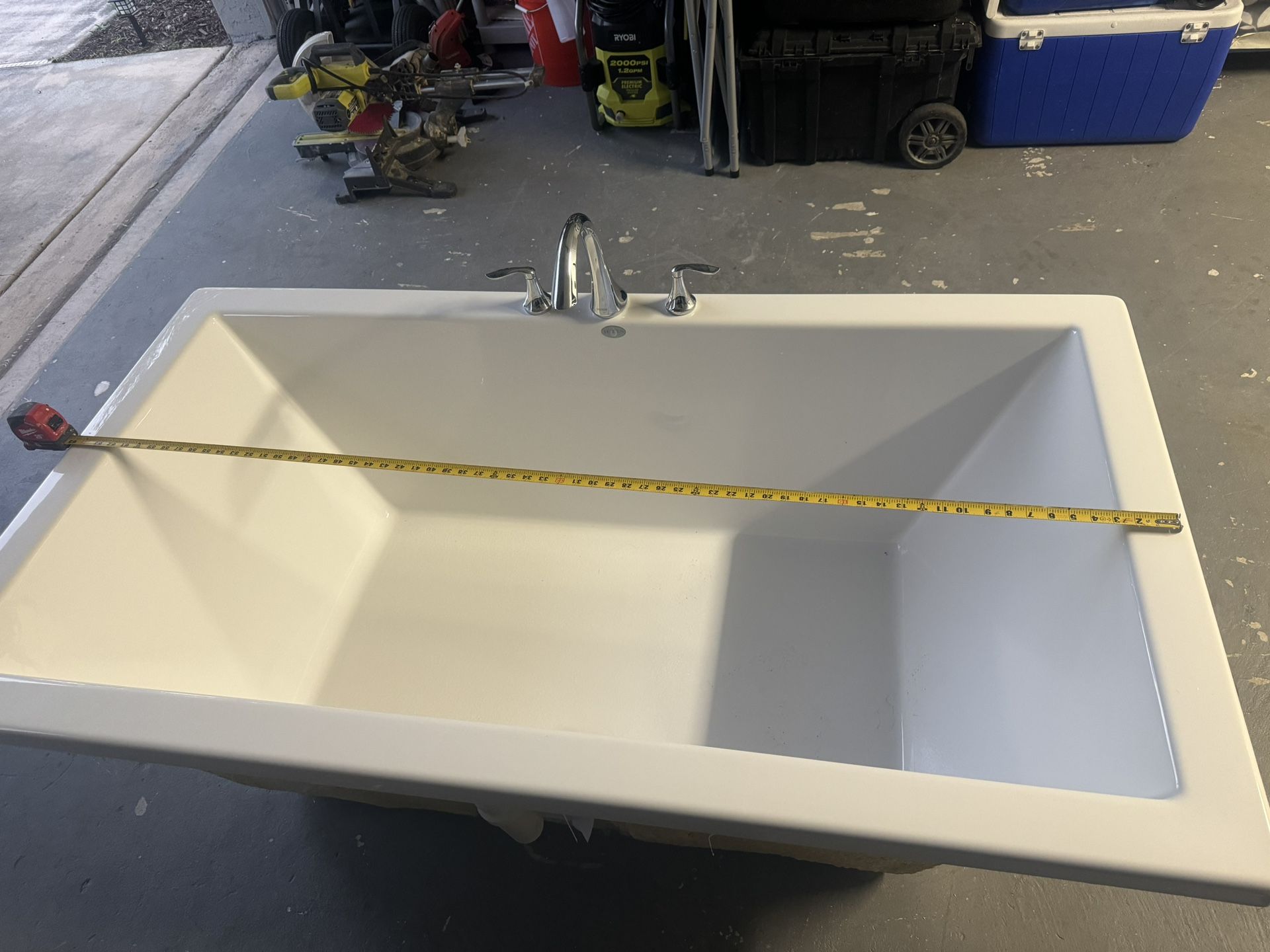 Bath tub New Dimensions In The Picture