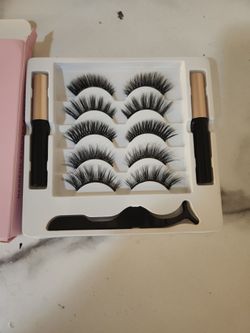 Magnetic eyelashes and eyeliner with kit