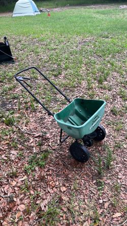 Seed or fertilizer spreader