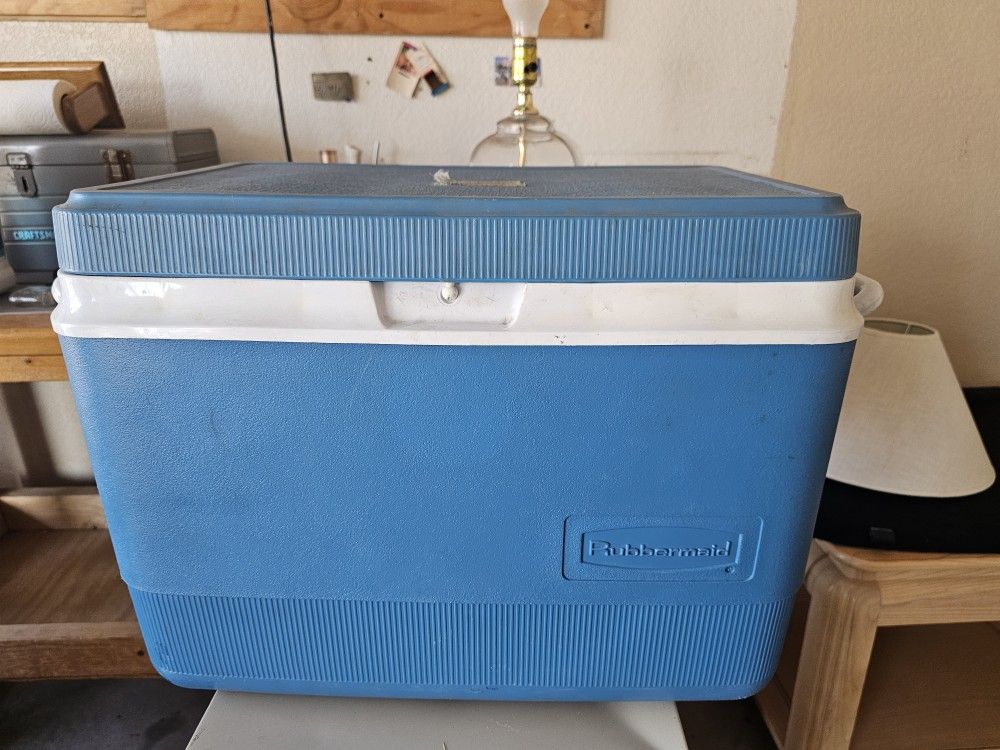 RUBBERMAID COOLER & IGLOO WATER JUG