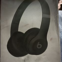 Headphones Beats Solo 4 is a wireless on-ear headphone designed for music and everyday wear. Featuring spatial audio, usb-c and up to 50 hours of batt