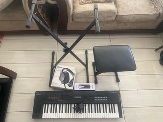 Yamaha MX61 Synthesizer Keyboard Bundle