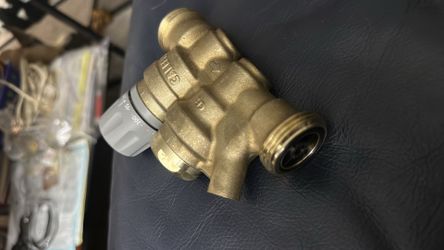 Series 116 Thermostatic regulator for domestic hot water recirculation circuits. Complete with automatic thermostatic thermal disinfection function. $