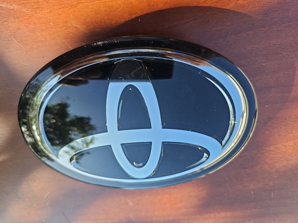 2018 TO 2021TOYOTA CAMRY FRONT GRILLE EMBLEM LOGO PART#53141-33130 33140 OEM USED