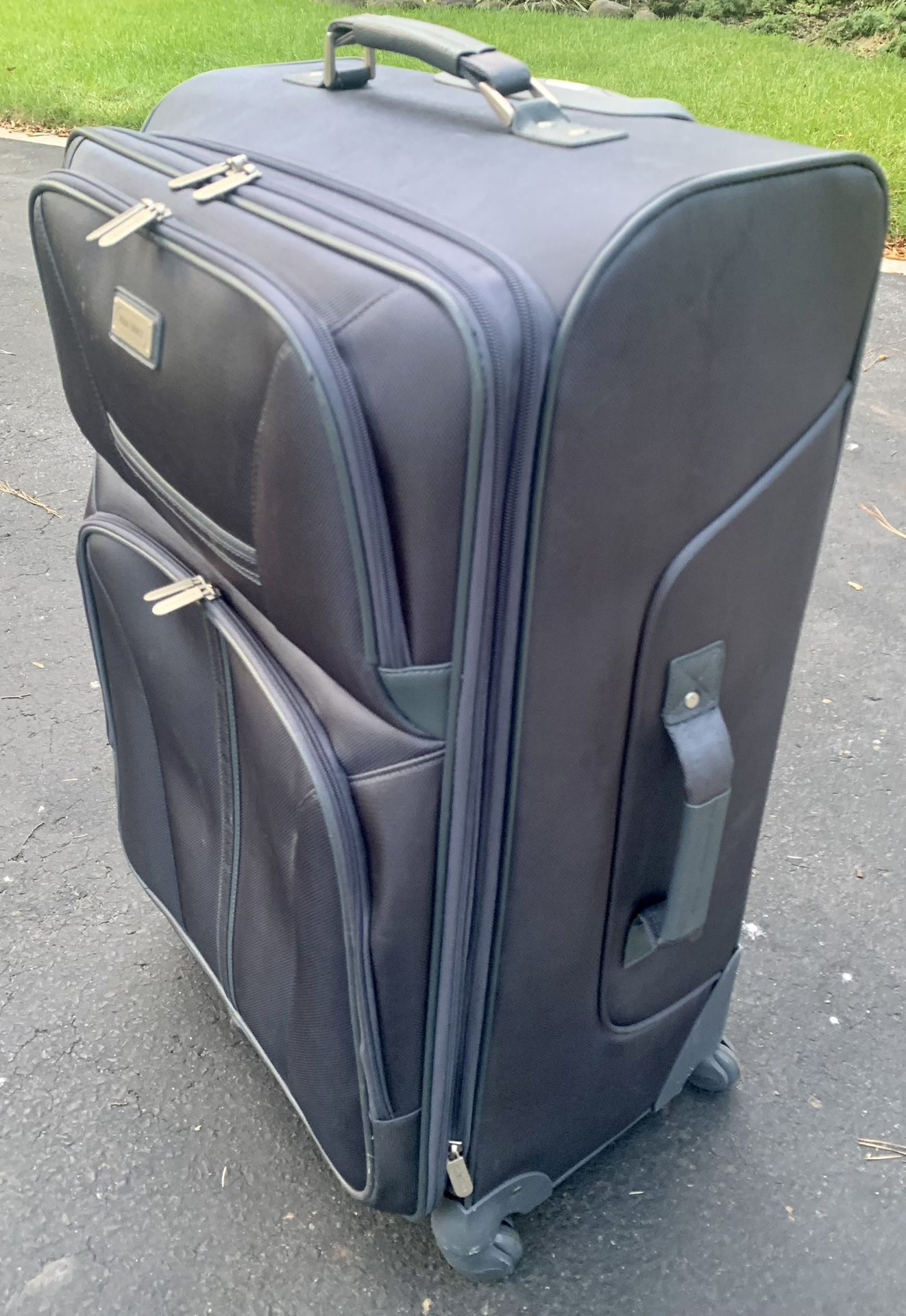 Expandable 4 Wheel SPINNER Large Checked In Luggage 30x18x12” Pretty Gray Grey Blue Color Designer Ellen Tracy Excellent 