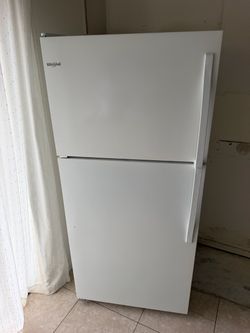 Whirlpool Top-Freezer Refrigerator White