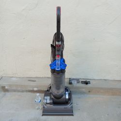 Dyson DC 33 Vacuum Cleaner 
