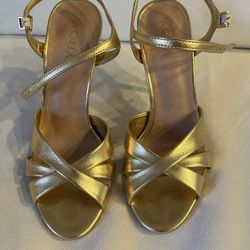In San Marcos: New Golden Heels, Size 8.5