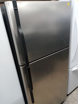 GE Adora stainless steel top freezer refrigerator - Free delivery