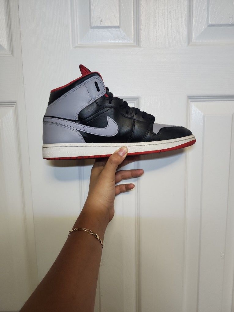 Size 10 In Mes Jordan 1 Bred shadows